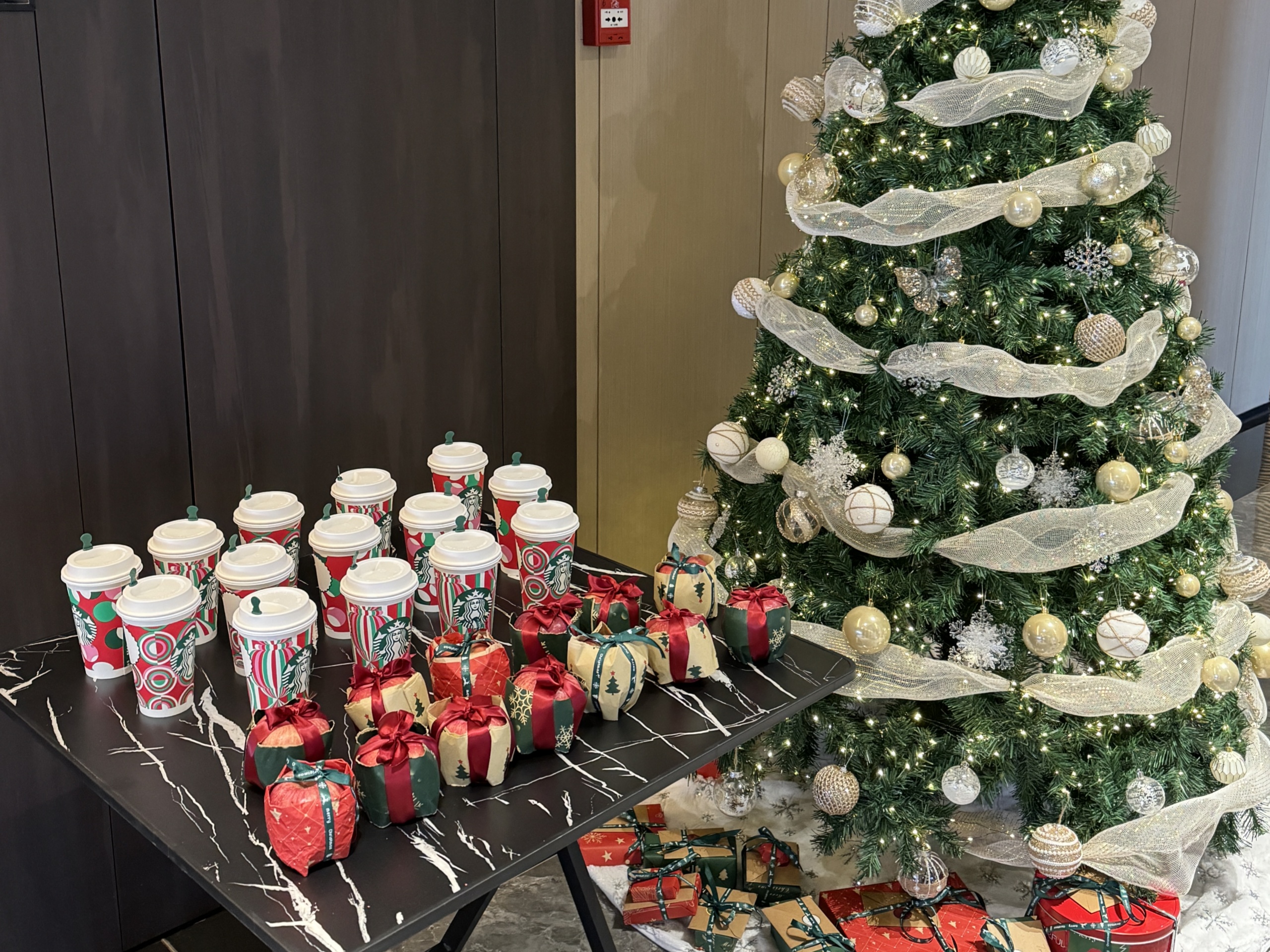 2024 Christmas Presents in Looksee Glasses Manufacturer